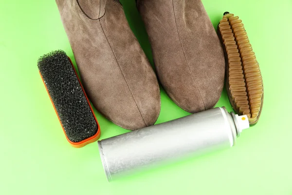 Set of stuff for cleaning and polish shoes, on color background — Stock Photo, Image