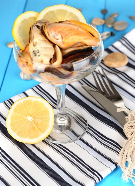 Cocktail of mussels in vase on wooden table close-up — Stock Photo, Image