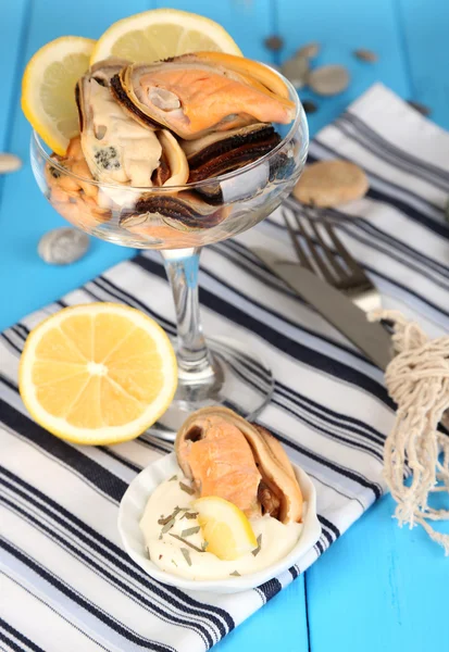 Cocktail van mosselen in vaas op houten tafel close-up — Stockfoto