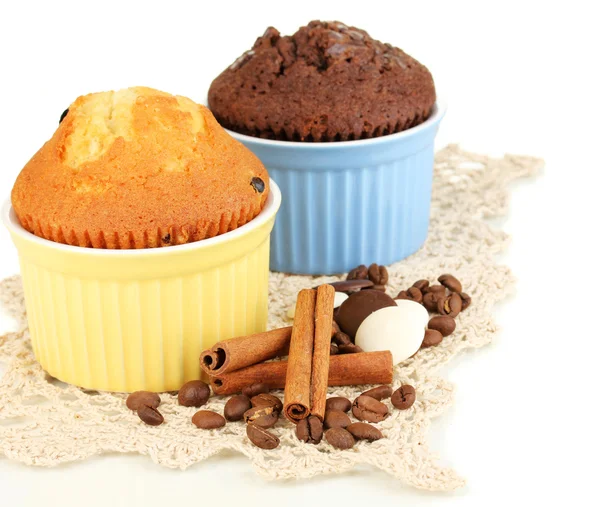 Cupcakes in Schalen zum Backen isoliert auf weiß — Stockfoto