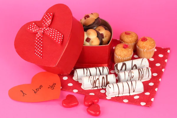 Galletas dulces en caja de regalo sobre fondo rosa — Foto de Stock