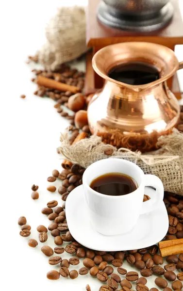 Coupe et pot de grains de café et de café, isolé sur blanc — Photo