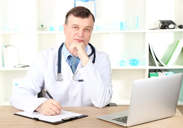 Läkare som arbetar på skrivbordet — Stockfoto