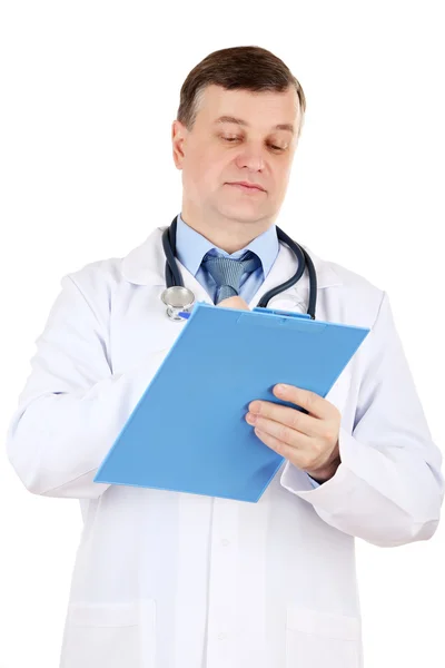 Arzt mit Stethoskop und Klemmbrett isoliert auf weiß — Stockfoto