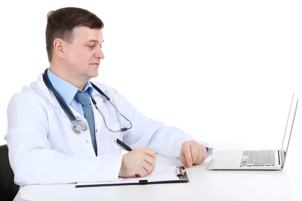 Medische arts werkzaam op Bureau geïsoleerd op wit — Stockfoto