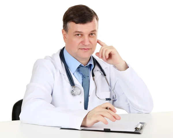 Médico que trabalha na mesa isolado no branco — Fotografia de Stock