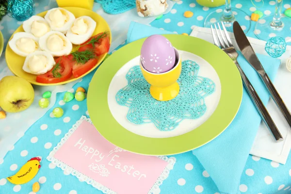 Servant une table de Pâques avec des plats savoureux close-up — Photo