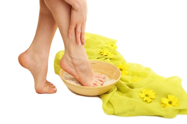 Vrouwelijke voeten in spa kom met zeezout, geïsoleerd op wit — Stockfoto