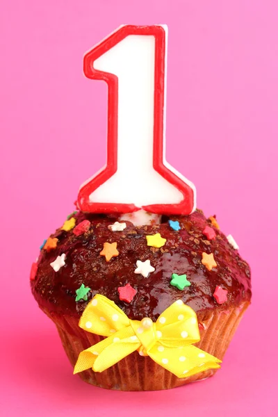 Birthday cupcake with chocolate frosting on pink background — Stock Photo, Image