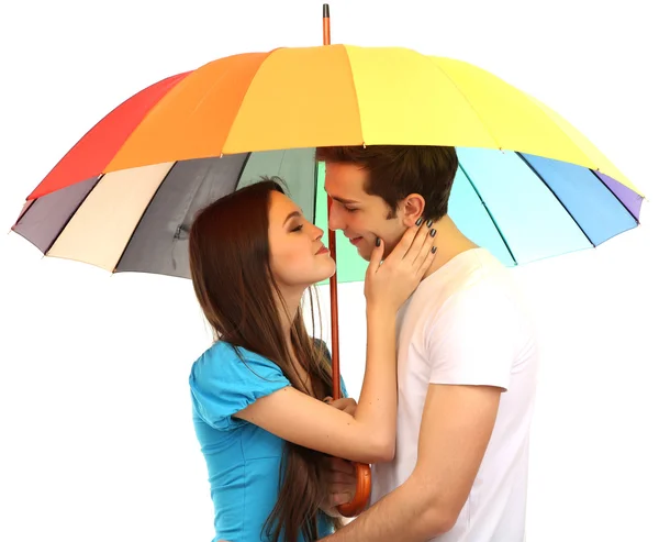 Любящая пара, стоящая с зонтиком, изолированным на белом — стоковое фото