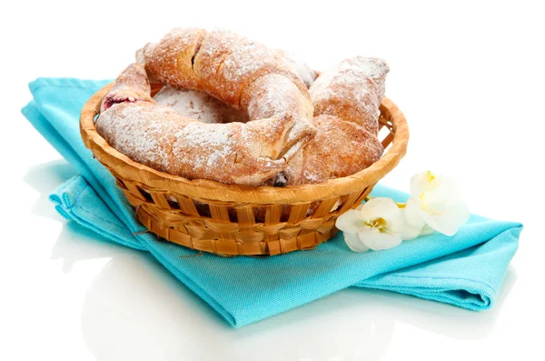 Gusto croissant in cesto isolato su whit — Foto Stock