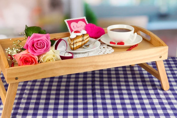 Ontbijt op bed op Valentijnsdag op kamer achtergrond — Stockfoto