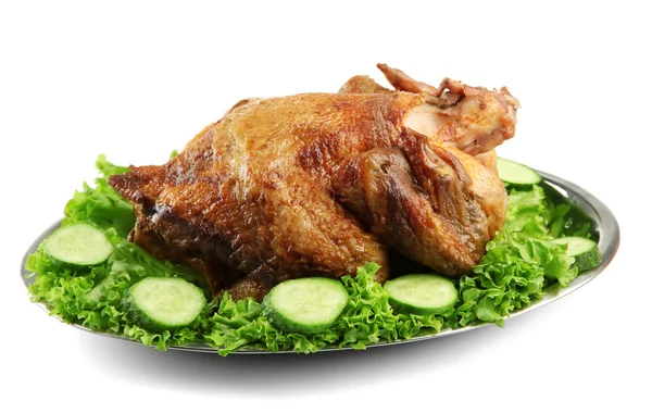 Välsmakande hela rostad kyckling på tallrik med grönsaker, isolerad på vit — Stock fotografie