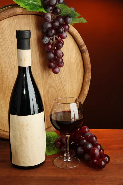 Composition of wine, wooden barrel and grape, on dark red background — Stock Photo, Image