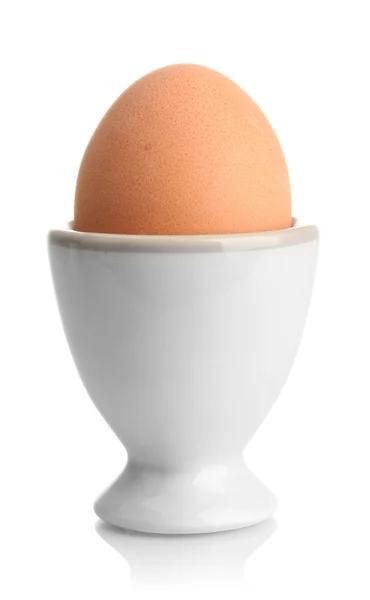 Hele gekookt ei in egg cup geïsoleerd op wit — Stockfoto