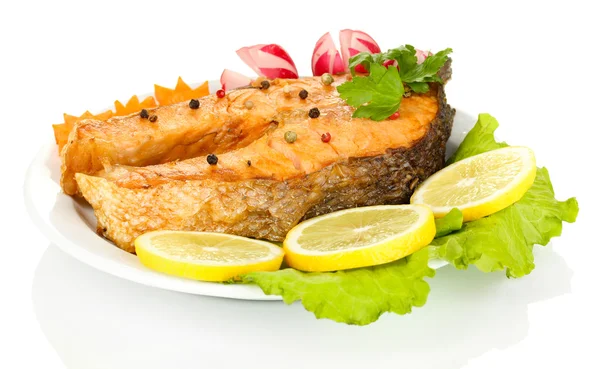 Appetizing panggang salmon dengan lemon dan sayuran terisolasi di atas putih — Stok Foto