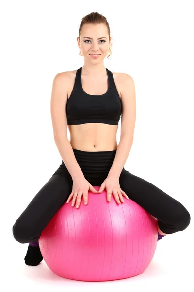 Mladá žena, která dělá fitness cvičení s míčem tělocvičně izolované na bílém — Stock fotografie