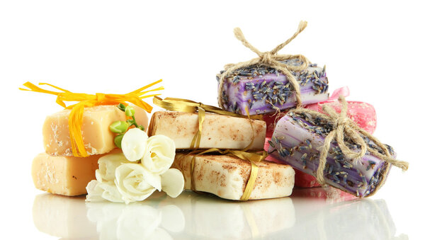 Естественное мыло ручной работы, изолированное на белом
