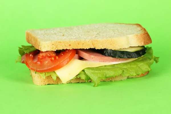 Sandwich auf grünem Hintergrund — Stockfoto