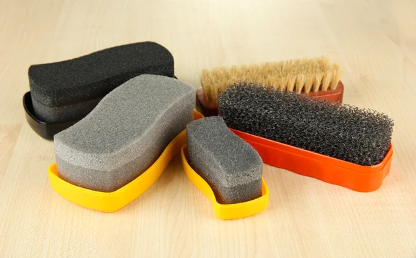 Conjunto de material para limpeza e polimento de sapatos, sobre fundo de madeira — Fotografia de Stock
