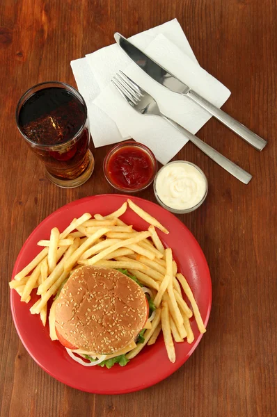 Savoureux cheeseburger aux pommes de terre frites et boissons froides, sur fond de bois — Photo