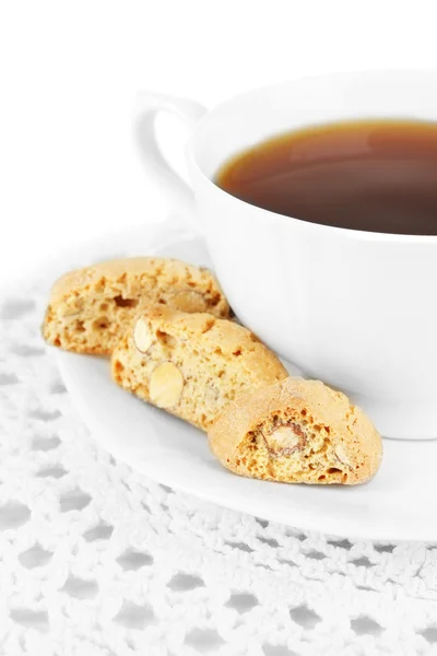Biscotti aromatici cantuccini e tazzina di caffè isolati su bianco — Foto Stock