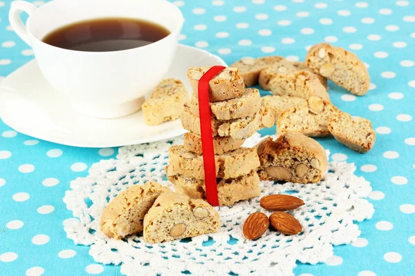 Biscoitos aromáticos cantuccini e xícara de café na toalha de mesa azul close-up — Fotografia de Stock