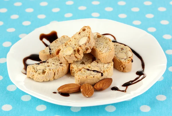 Ароматические печенье cantuccini на тарелке на синей скатерти крупным планом — стоковое фото