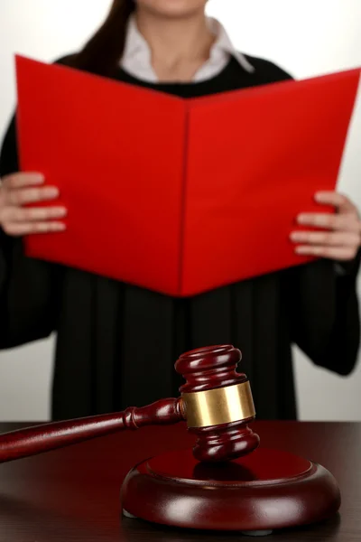 Judge read verdict on grey background — Stock Photo, Image