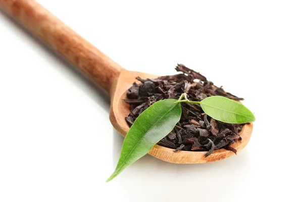 Dry black tea with green leaves in wooden spoon, isolated on white — Stock Photo, Image