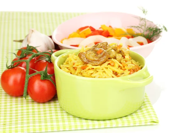 Delizioso pilaf con verdure isolate su bianco — Foto Stock