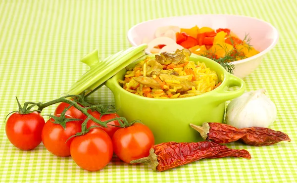 Heerlijke pilaf met groenten op tafellaken achtergrond — Stockfoto