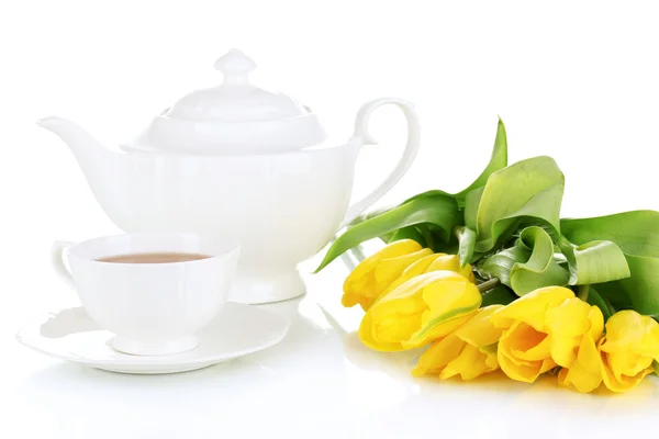 Zestaw herbaty i tulipany na białym tle — Zdjęcie stockowe
