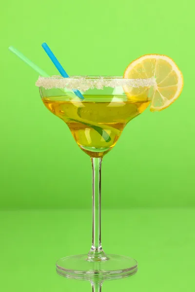 Gelber Cocktail im Glas auf farbigem Hintergrund — Stockfoto