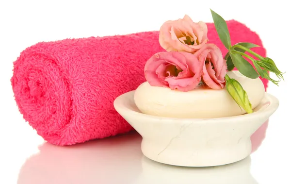 Asciugamano rosa arrotolato, sapone bar e bel fiore isolato su bianco — Foto Stock