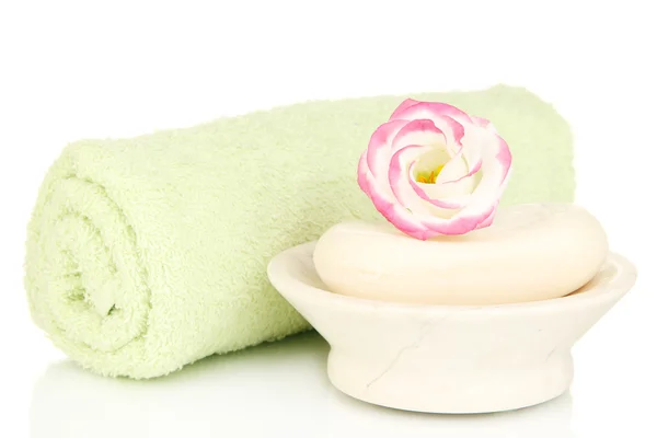 Rullade grön handduk, tvål och vacker blomma isolerad på vit — Stockfoto