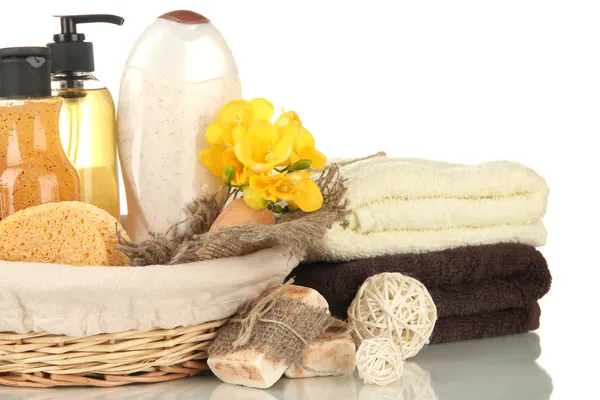 Composición de botellas de cosméticos y jabón en cesta, aislado en blanco —  Fotos de Stock