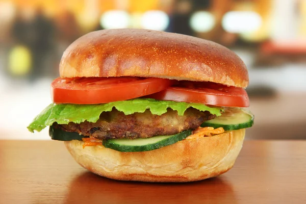 Великий і смачний гамбургер на столі в кафе — стокове фото