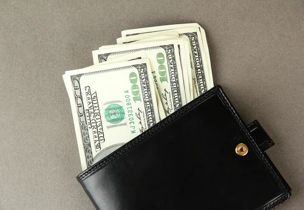 Peněženka s sto dolarové bankovky, na barvu pozadí — Stock fotografie