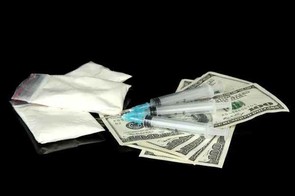 Uyuşturucu, para ve şırıngaları, siyah üzerine izole — Stok fotoğraf