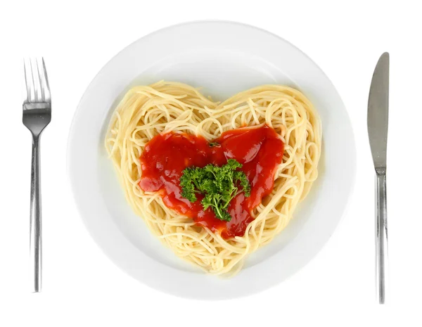 Spaghettis cuits soigneusement disposés en forme de coeur et garnis de sauce tomate, isolés sur blanc — Photo