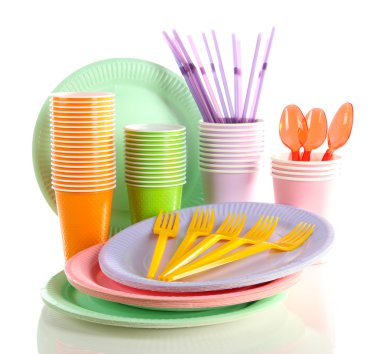 çok renkli plastik sofra üzerinde beyaz izole