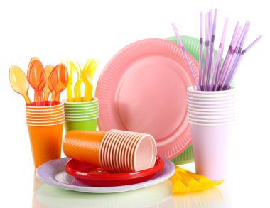 çok renkli plastik sofra üzerinde beyaz izole
