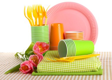 çok renkli plastik sofra üzerinde beyaz izole