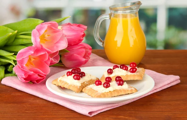 Biscoito com queijo e cranberry, na placa de cor, no fundo brilhante — Fotografia de Stock