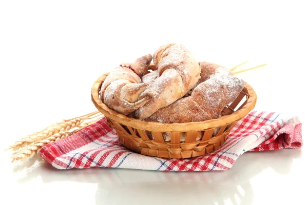 Gustați croissante în coș izolat pe alb — Fotografie, imagine de stoc