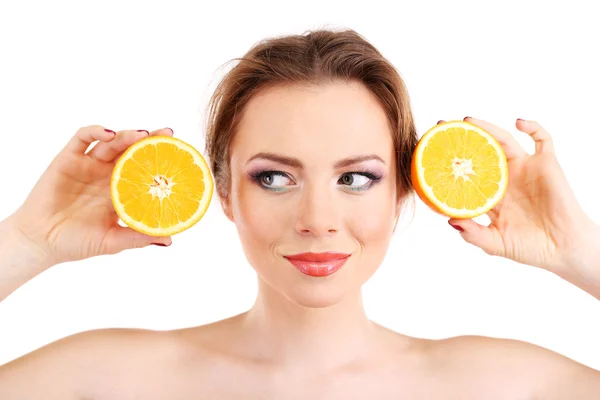 Krásná mladá žena s světlý make-up, drží oranžová, izolované na bílém — Stock fotografie