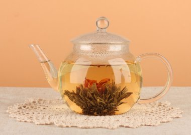 masaya renk background.process çayı üzerinde cam demlik çiçekli egzotik yeşil çay