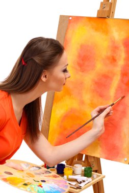 güzel bir genç kadın ressam üzerine beyaz izole iş başında