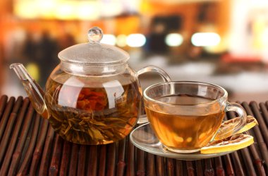 parlak zemin üzerine cam demlik çiçekli egzotik yeşil çay